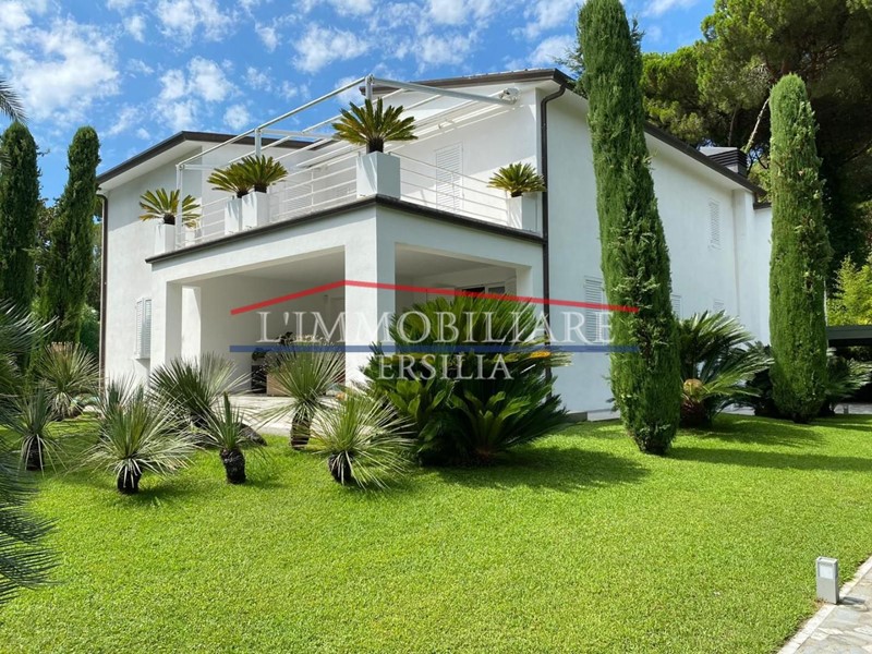 Villa in Vendita a Forte dei Marmi, zona Roma Imperiale, 10'000'000€, 450 m², arredato, con Box