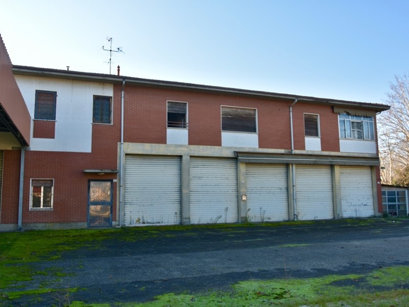 Capannone in Vendita a San Pietro in Casale, 550'000€, 2195 m², con Box