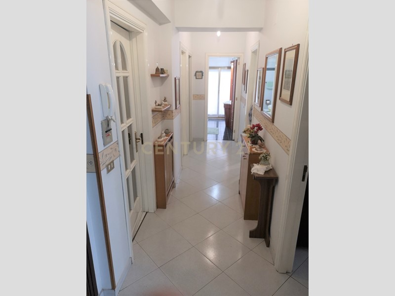 Appartamento in Vendita a Messina, zona Larderia, 100'000€, 120 m², arredato