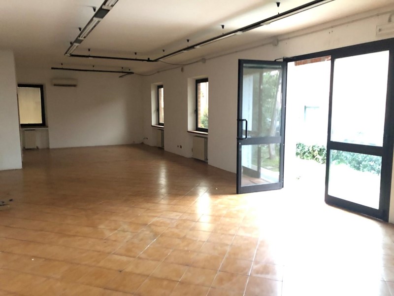 Immobile commerciale in Affitto a Siena, zona Taverne D'arbia, 4'000€, 550 m²