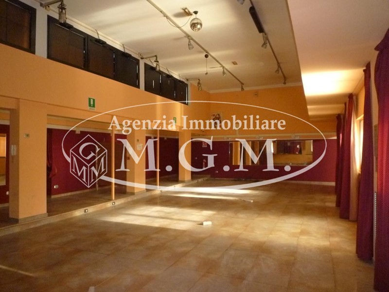 Immobile commerciale in Affitto a Castelfranco di Sotto, 4'000€, 650 m²