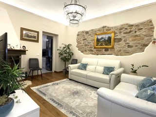 Casale in Vendita a Calci, zona Montemagno, 380'000€, 180 m²