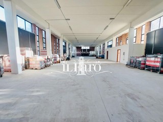 Capannone in Vendita a Camaiore, 700'000&euro;, 800 m²