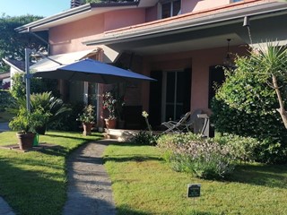 Villa bifamiliare in Affitto a Montignoso, zona Cinquale, 1'800€, 125 m², arredato, con Box