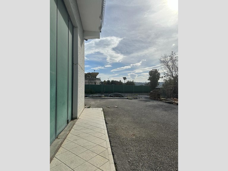 Capannone in Vendita a Castorano, 220'000€, 288 m²
