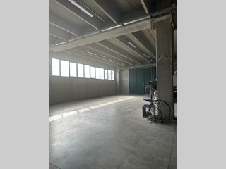 Capannone in Vendita a Castorano, 220'000€, 288 m²