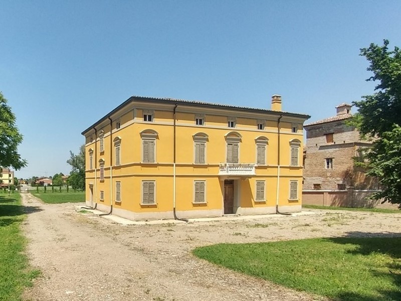Casa Indipendente in Vendita a Bomporto, zona Solara, 660 m²