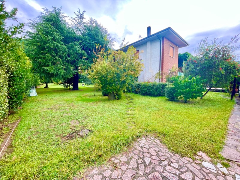 Casa Indipendente in Vendita a Seravezza, zona Ripa, 650'000€, 200 m²