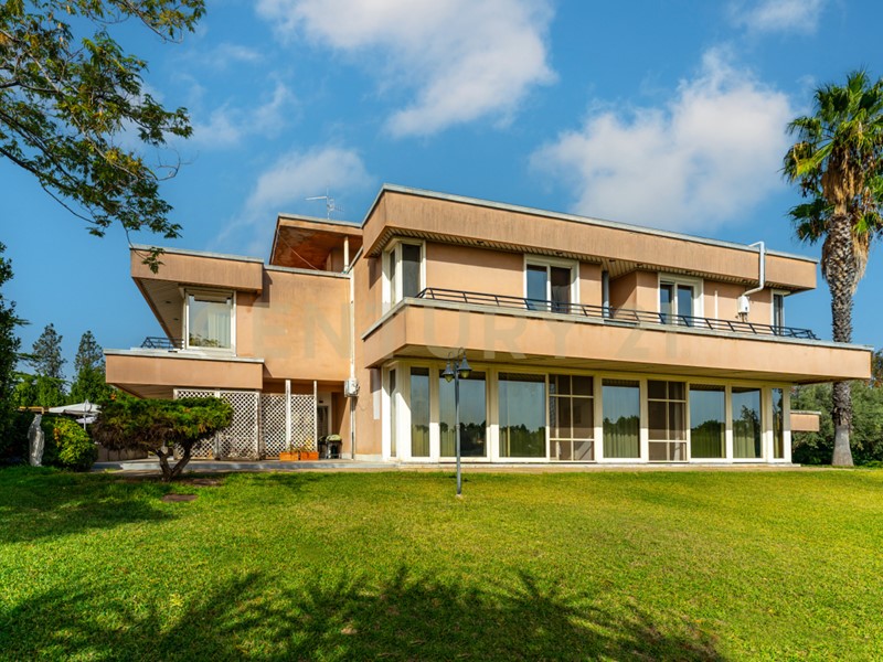 Casa Indipendente in Vendita a Acireale, 933 m², con Box