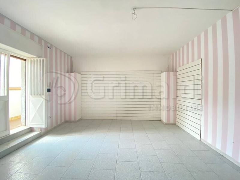Immobile commerciale in Affitto a Giugliano in Campania, 650&euro;, 75 m²