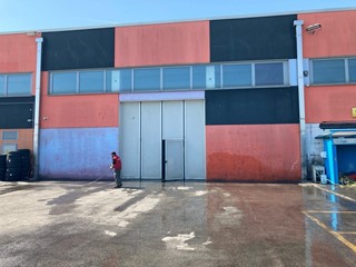 Capannone in Vendita a Parma, 310'000€, 600 m²