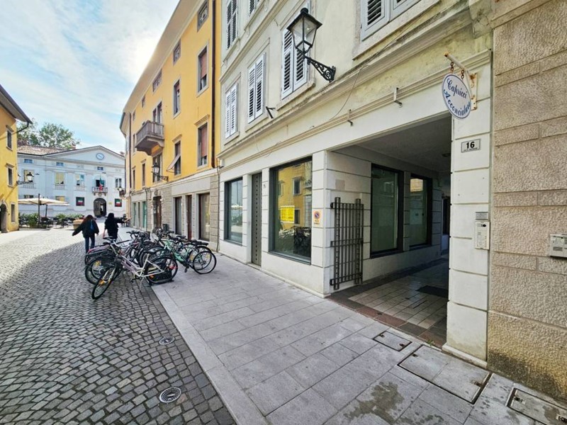 Negozio in Affitto a Gorizia, 700€, 110 m²