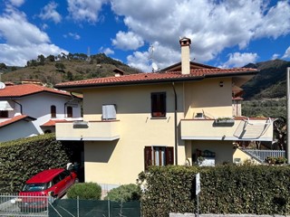 Villa bifamiliare in Vendita a Montignoso, zona Capanne, 269'000€, 92 m², arredato