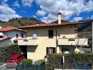 Villa bifamiliare in Vendita a Montignoso, zona Capanne, 269'000€, 92 m², arredato