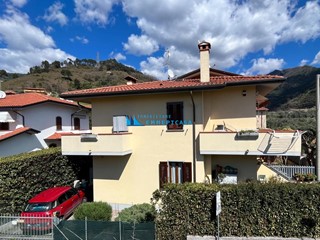 Villa bifamiliare in Vendita a Montignoso, zona Capanne, 269'000€, 92 m², arredato