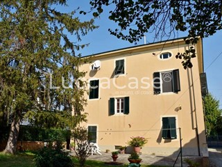 Villa in Vendita a Capannori, zona Carraia, 515'000€, 296 m², con Box