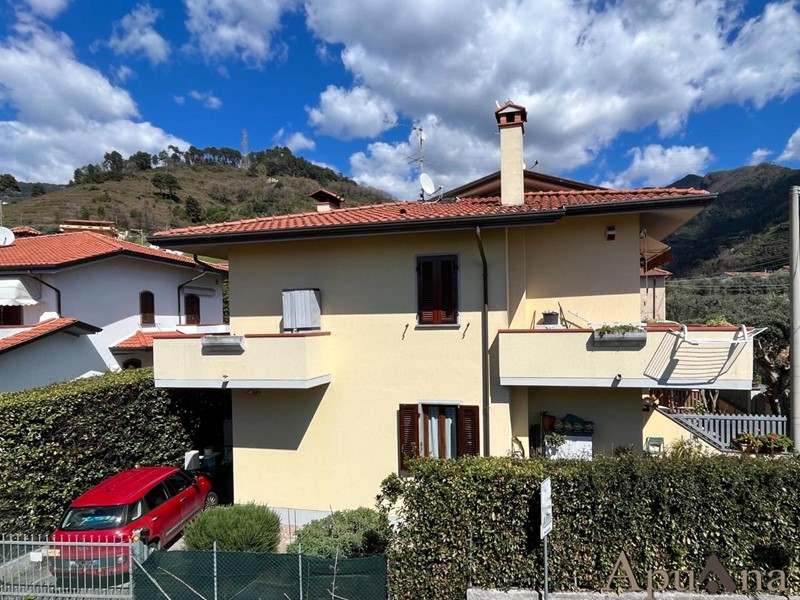 Villa bifamiliare in Vendita a Montignoso, zona Capanne, 269'000&euro;, 92 m², arredato