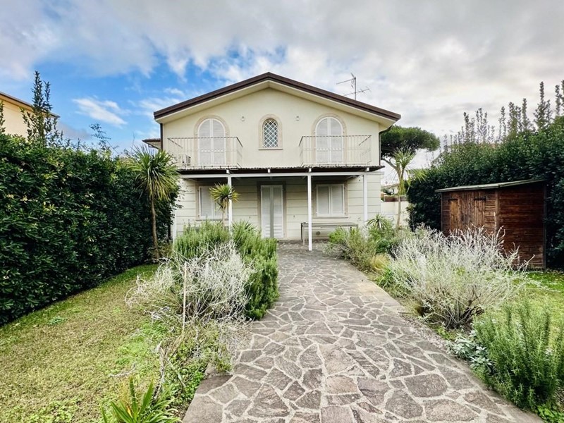 Casa Semi Indipendente in Vendita a Pietrasanta, zona Marina di Pietrasanta, 950'000€, 80 m²
