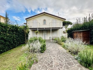 Casa Semi Indipendente in Vendita a Pietrasanta, zona Marina di Pietrasanta, 950'000€, 80 m²