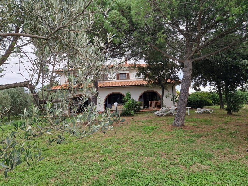 Casale in Vendita a Cecina, 680'000€, 400 m², arredato