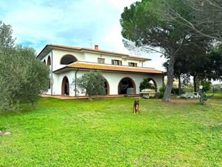 Casale in Vendita a Cecina, 680'000€, 400 m², arredato