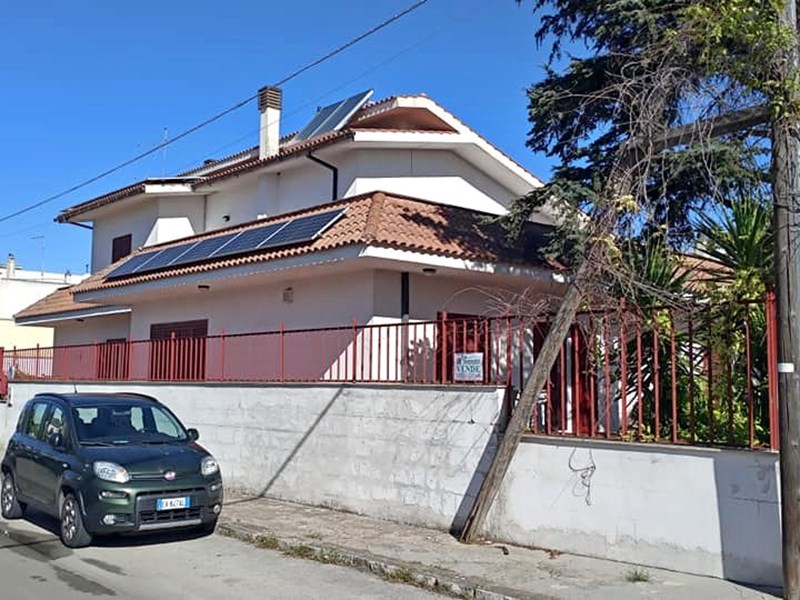 Villa in Vendita a San Donaci, 650'000€, 550 m², con Box