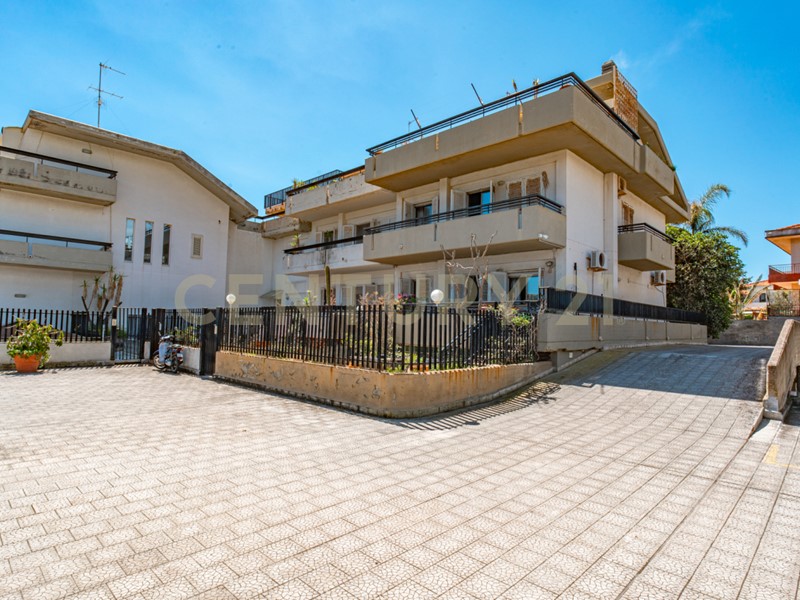 Casa Indipendente in Vendita a Aci Castello, 270 m²