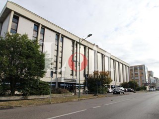 Ufficio in Vendita a Rovigo, zona Centrale, 450'000€, 801 m²