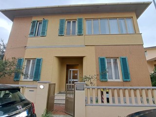 Villa in Vendita a Rosignano Marittimo, zona Rosignano Solvay, 320'000€, 350 m²