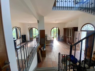 Villa in Vendita a Pisa, 980'000€, 425 m², con Box