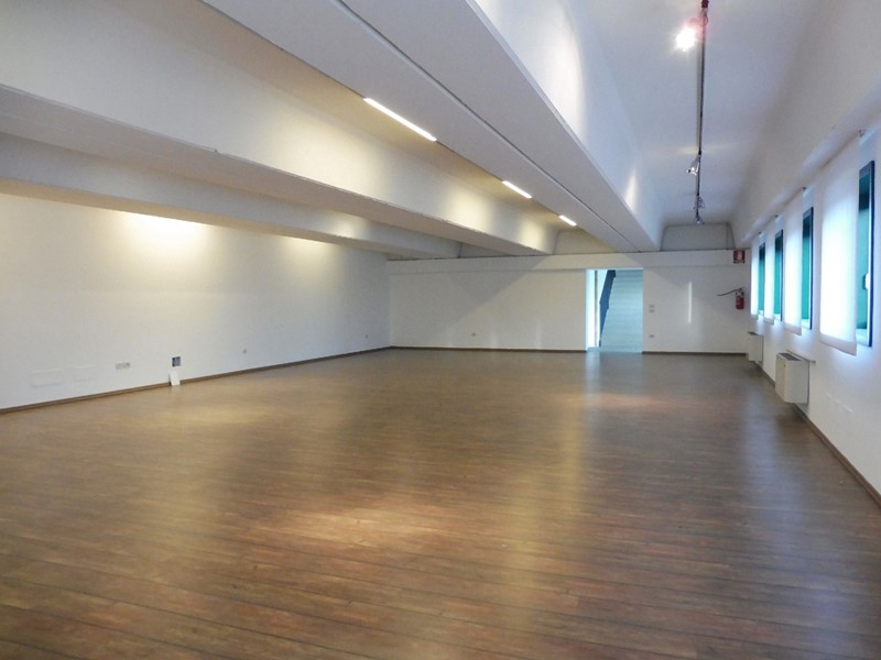 Ufficio in Affitto a Colceresa, 1'600€, 300 m²