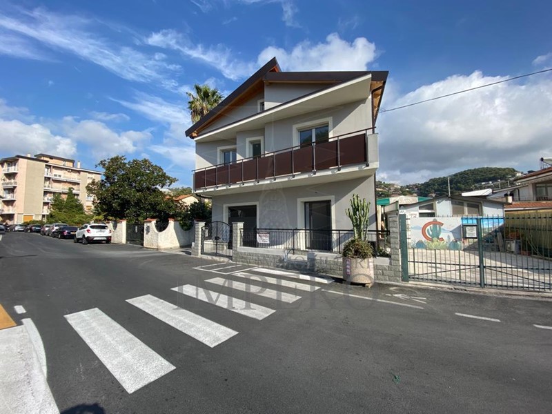 Casa Indipendente in Vendita a Vallecrosia, 800'000€, 124 m², con Box