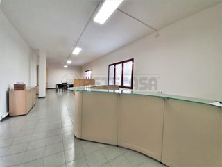Ufficio in Affitto a Torri di Quartesolo, 900€, 108 m², arredato