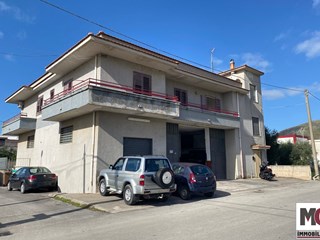 Negozio in Vendita a Mondragone, zona Via degli Oleandri, 160'000€, 210 m²