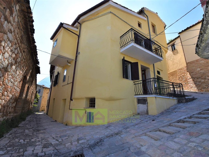 Casa Indipendente in Vendita a Montefortino, zona Montagna, 45'000€, 90 m²