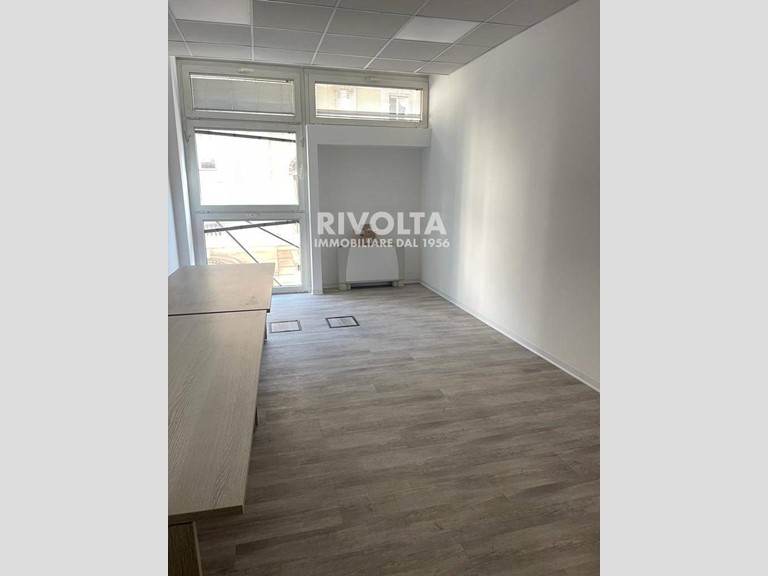 Ufficio in Affitto a Roma, 8'550€, 250 m²