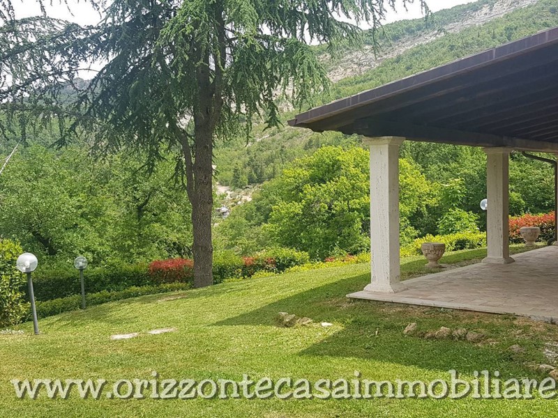 Villa in Vendita a Ascoli Piceno, zona Castel Trosino, 480'000€, 250 m²