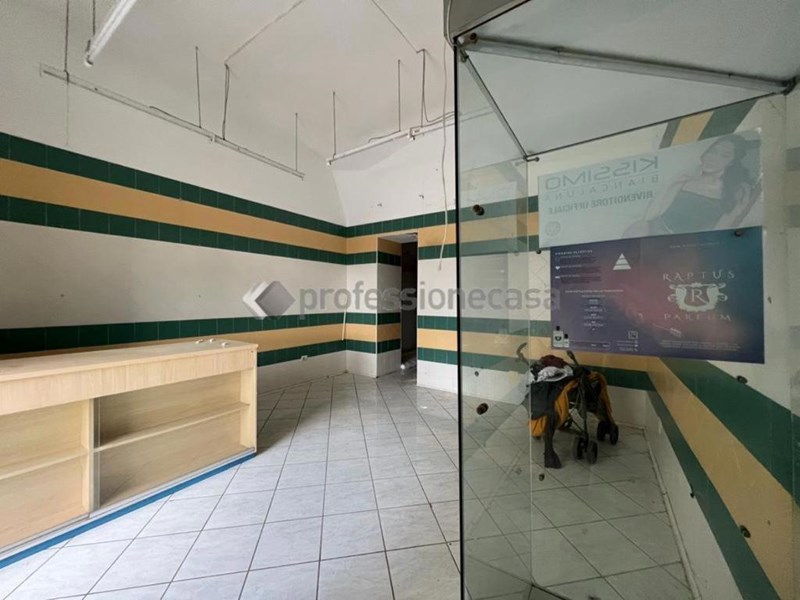 Negozio in Affitto a Pozzuoli, 500€, 35 m²