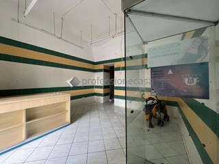 Negozio in Affitto a Pozzuoli, 500€, 35 m²