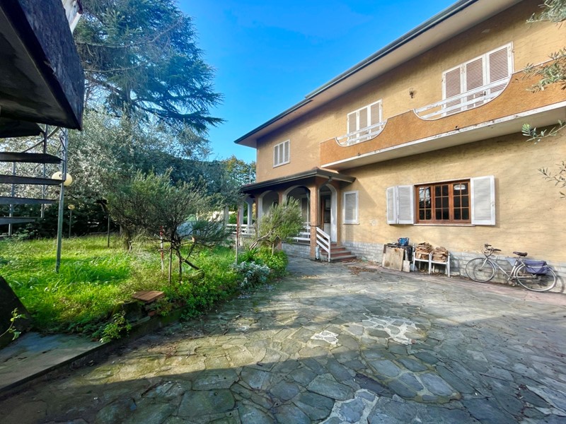 Casa Indipendente in Vendita a Camaiore, 500'000&euro;, 300 m², arredato, con Box