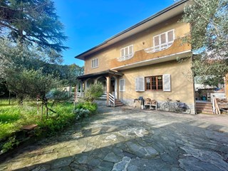 Casa Indipendente in Vendita a Camaiore, 500'000&euro;, 300 m², arredato, con Box