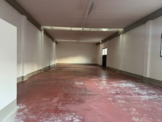 Capannone in Affitto a Prato, zona Pratilia, 1'700€, 270 m²