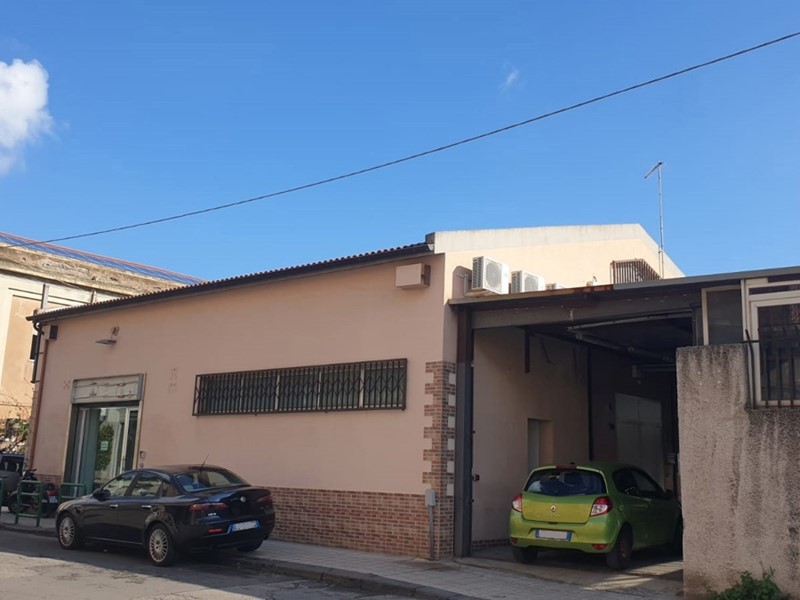 Negozio in Affitto a Messina, 3'000€, 350 m²