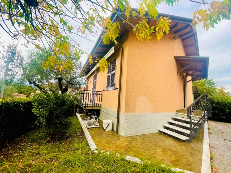Casa Indipendente in Vendita a Castelnuovo Magra, zona Molicciara, 299'000€, 190 m², con Box