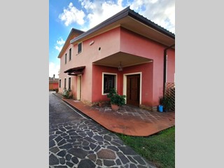 Villa bifamiliare in Vendita a Porcari, 400'000€, 190 m², con Box