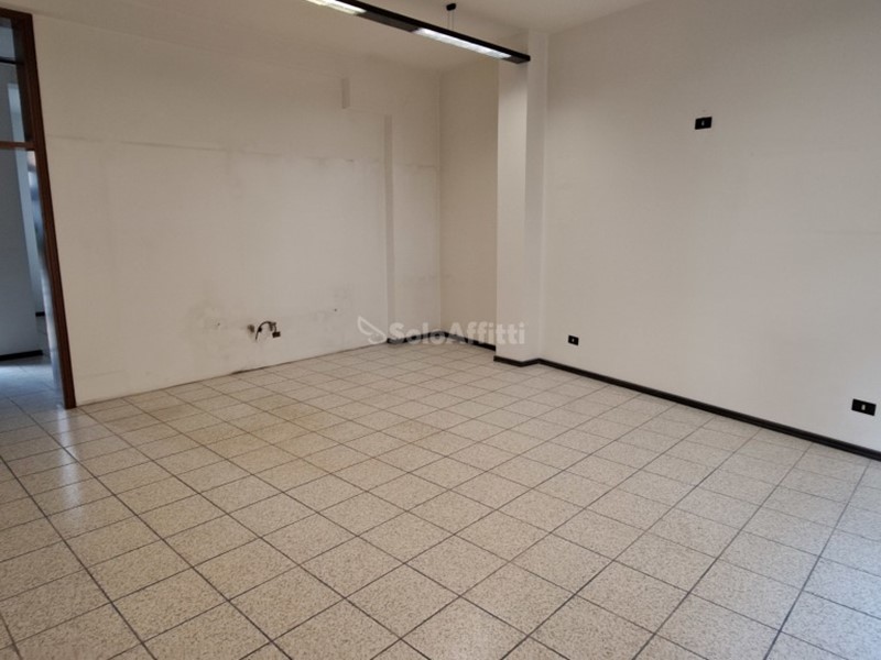 Capannone in Affitto a Cesano Maderno, 700€, 70 m²