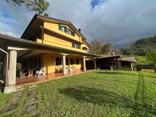 Casa Indipendente in Vendita a Aulla, zona GORASCO, 420'000€, 400 m²