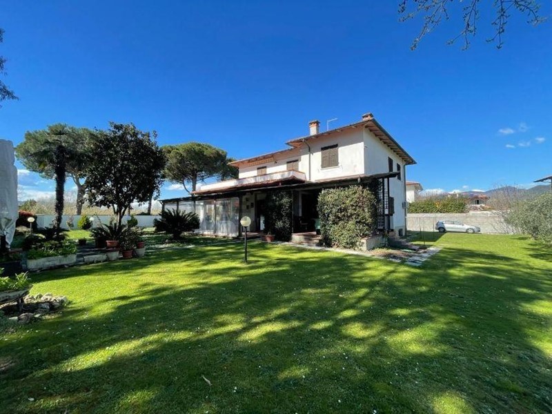 Villa in Vendita a Carrara, zona Marina di Carrara, 780'000€, 300 m², arredato