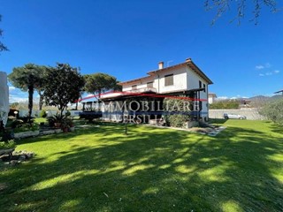 Villa in Vendita a Carrara, zona Marina di Carrara, 780'000€, 300 m², arredato