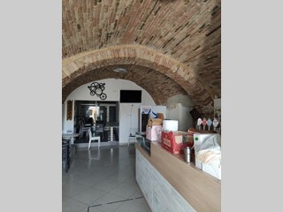 Negozio in Vendita a Catignano, 140 m²